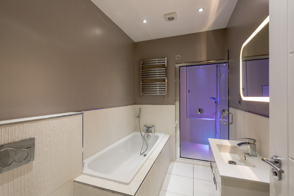 2 Bathrooms in Flat