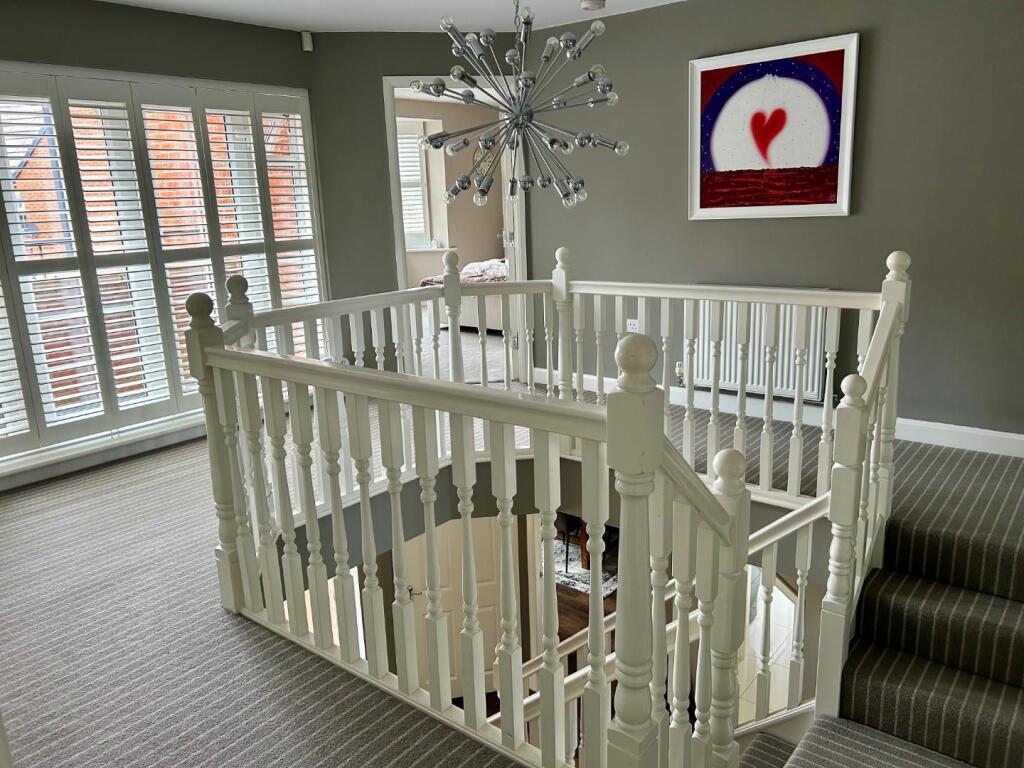 FIRST FLOOR GALLERIED STYLE LANDNIG