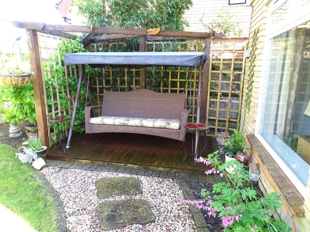 SECLUDED FEATURE DECKING/PERGOLA