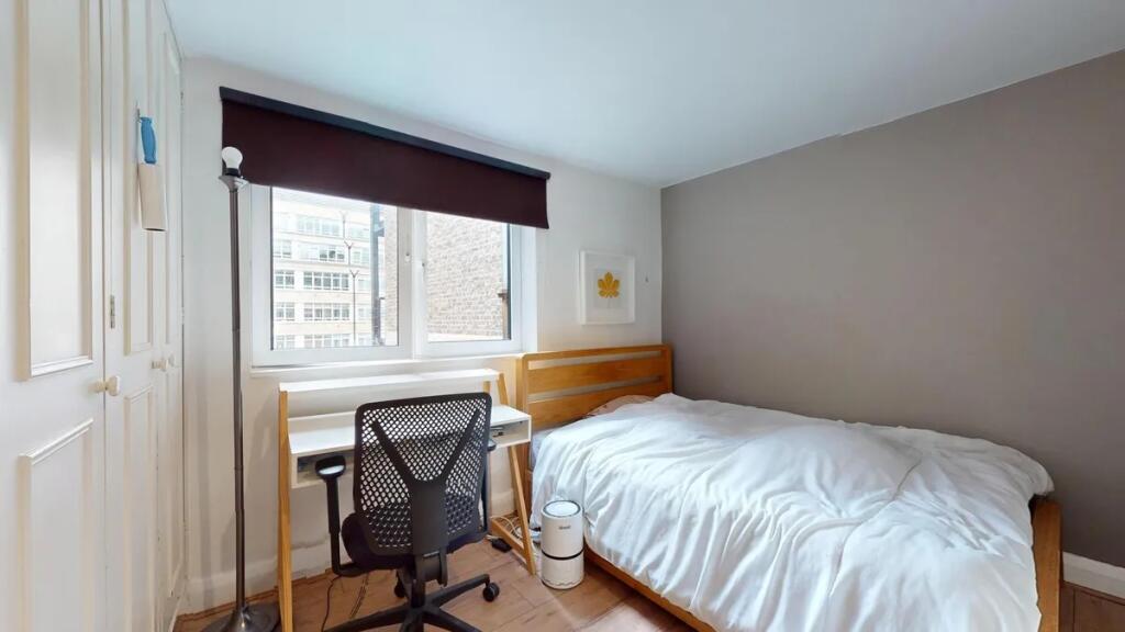 Bright single bedroom featuring a comfortable w...