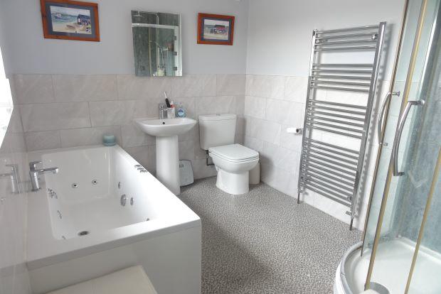 En-suite Bath&amp;Shower