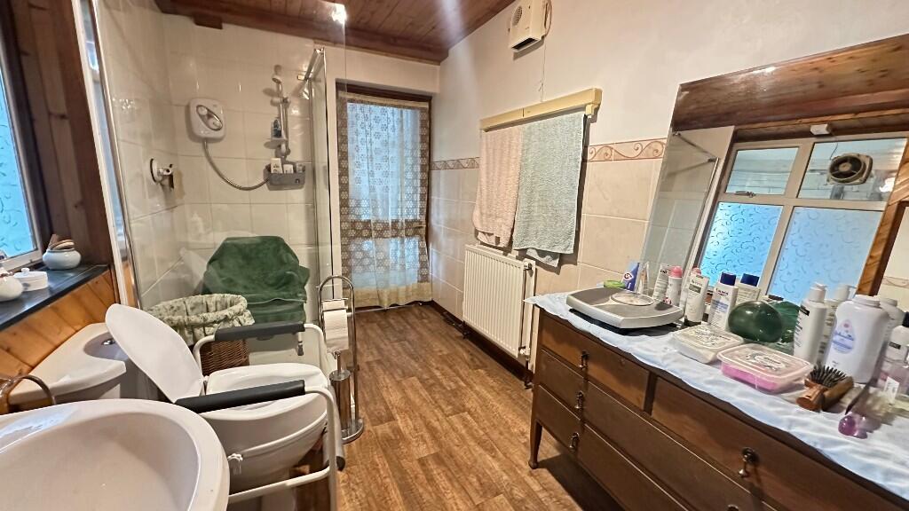 Bath/Shower Room