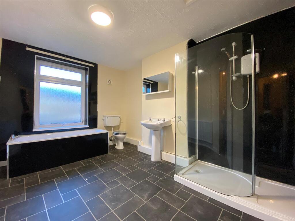 1 Jenner Street - bathroom.jpg