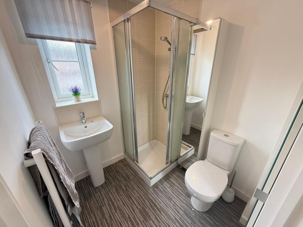 19 Friarwood Avenue Ensuite