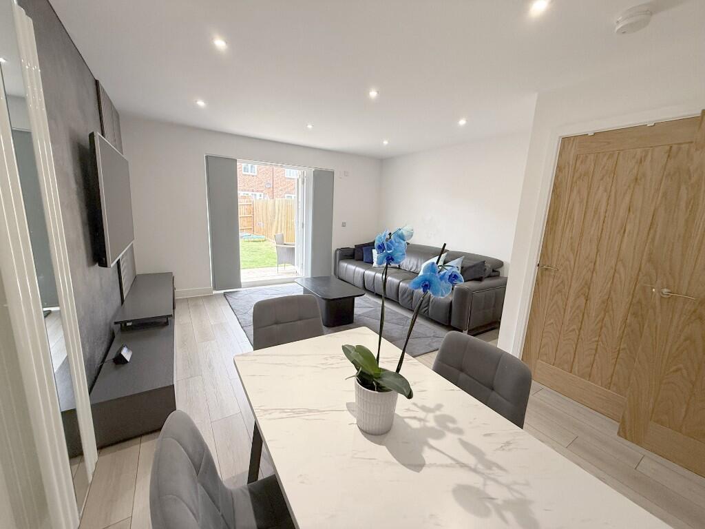 LOUNGE/DINER