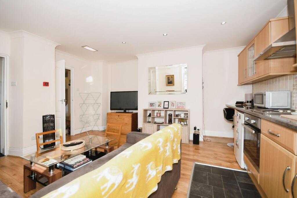 FLAT 6 - KITCHEN LIVING 01.JPG