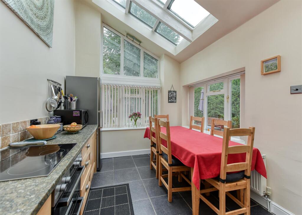 15 Paget Road-kitchen2.jpg