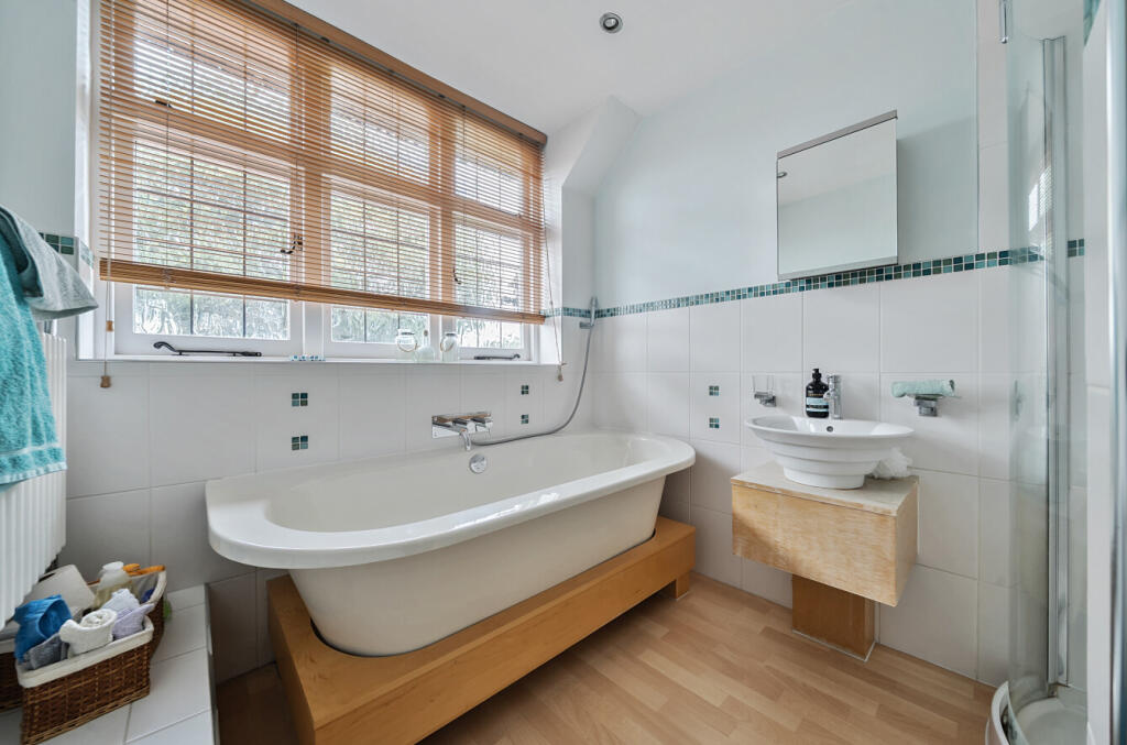 1320667-8-687e522...