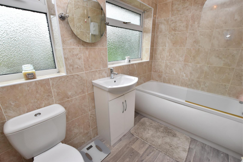 BATHROOM/WC