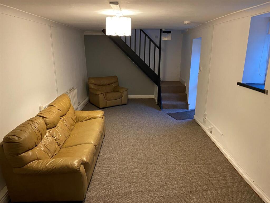 96 High Street rear flat - living room.jpg