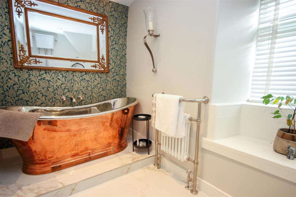Bathroom1 .jpg