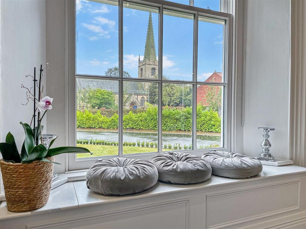 Window Seat With Charming Outlook 637