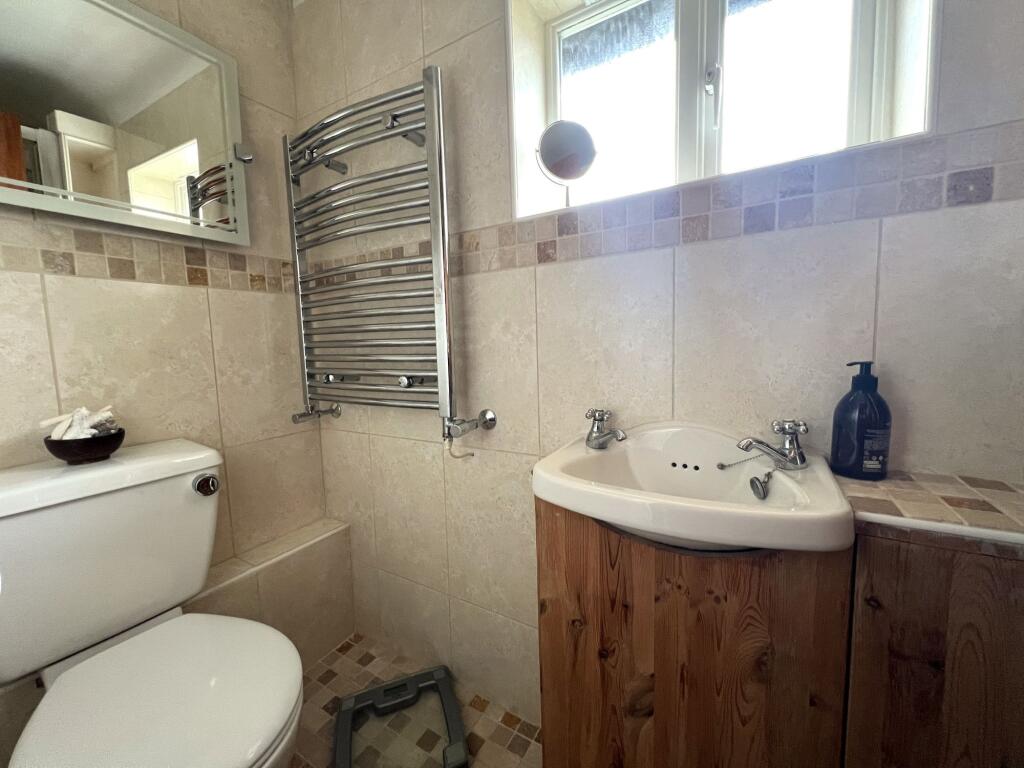 EN-SUITE SHOWER ROOM