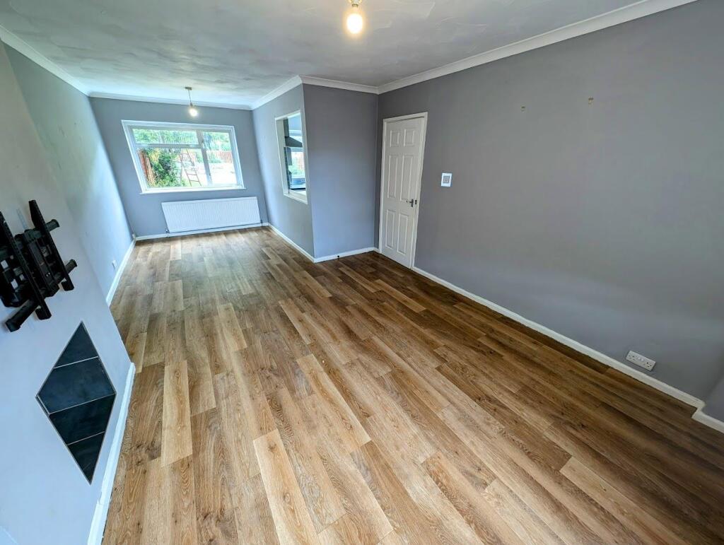 49 Brookthorpe lounge2.jpg