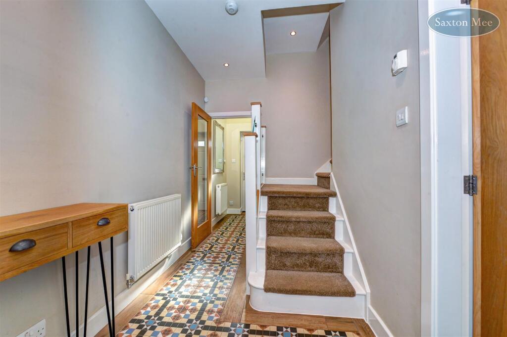 54 Stanwood Crescent - hall 3762.jpg