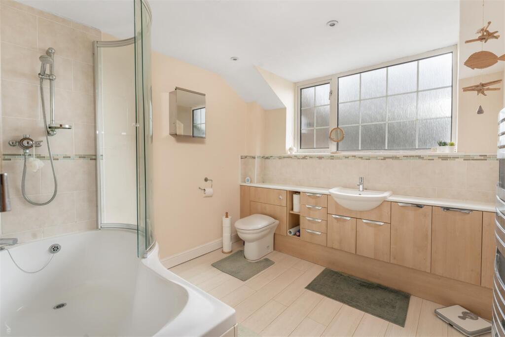 6 Gulliver's Close, Horley-33.jpg