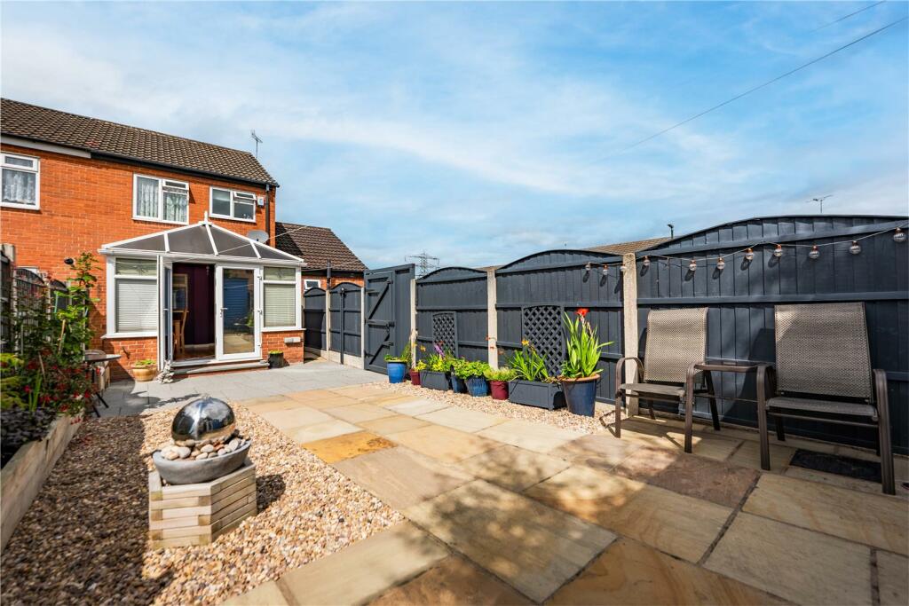 2 St James Close-3.jpg