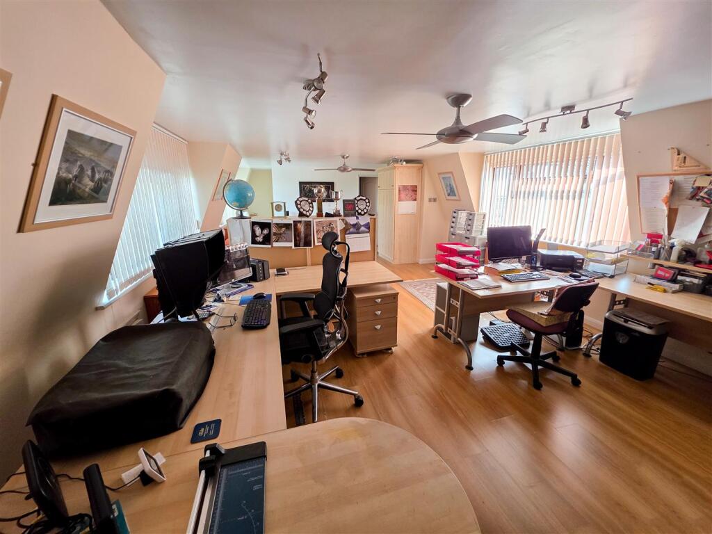 Bedroom 4- currently study 1b.jpg