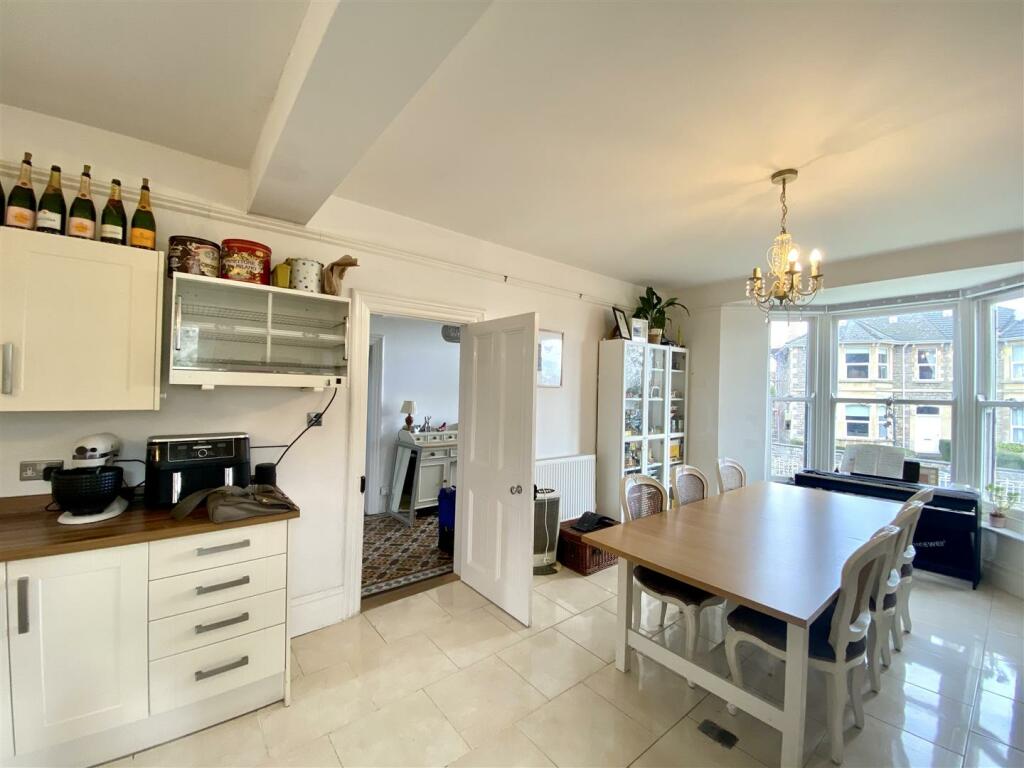KITCHEN/DINING ROOM