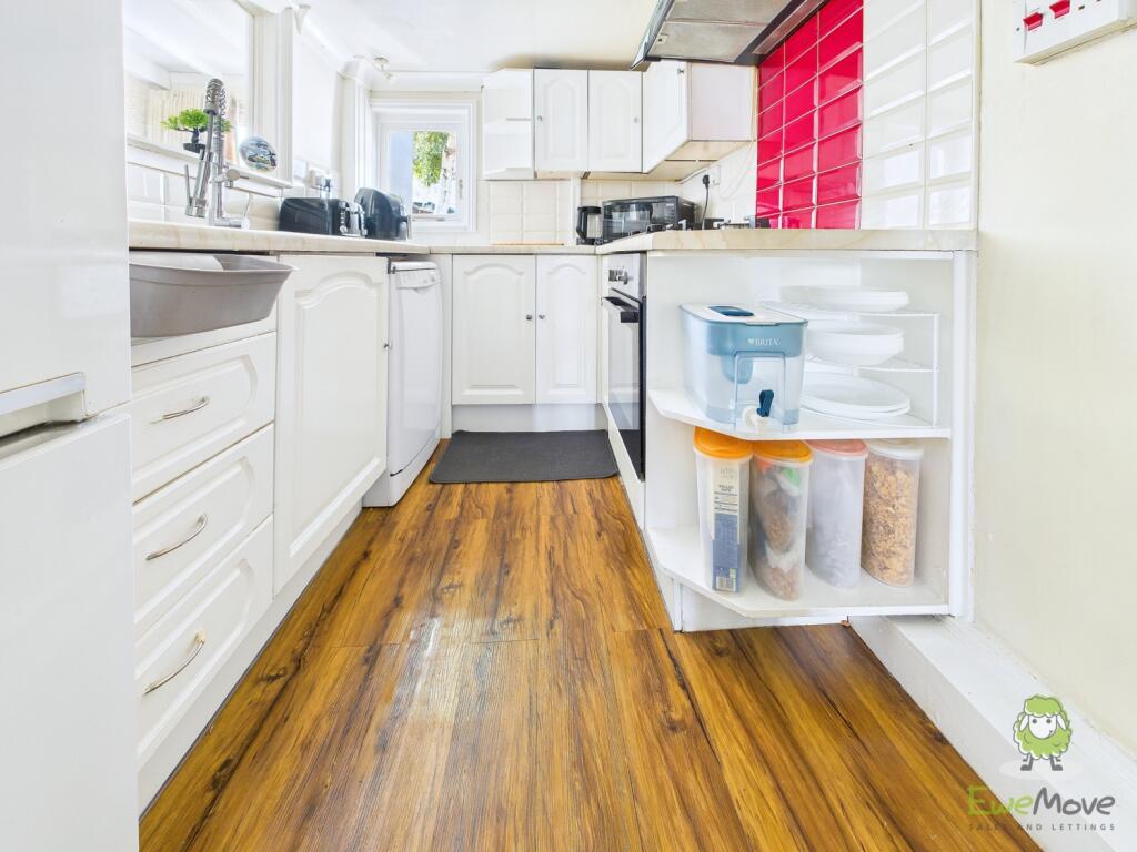 CAM01543G0-PR0157-STILL009