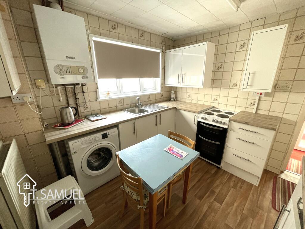 Kitchen b.JPG