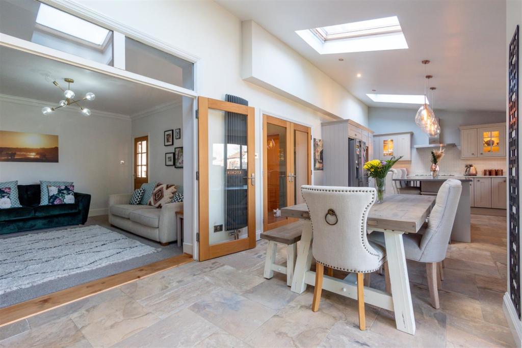 Open Plan Living &amp; Dining Kitchen Aspect 2.jpg