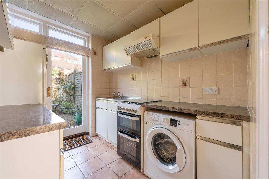 Selwyn Avenue, E4