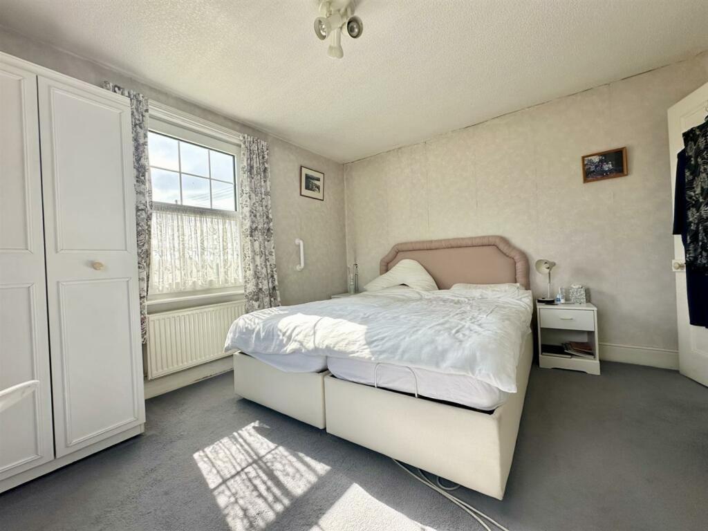 Bed2.jpg