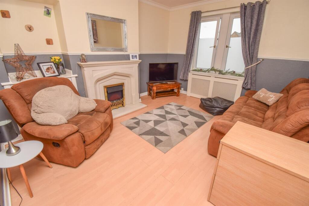 LOUNGE-2.jpg