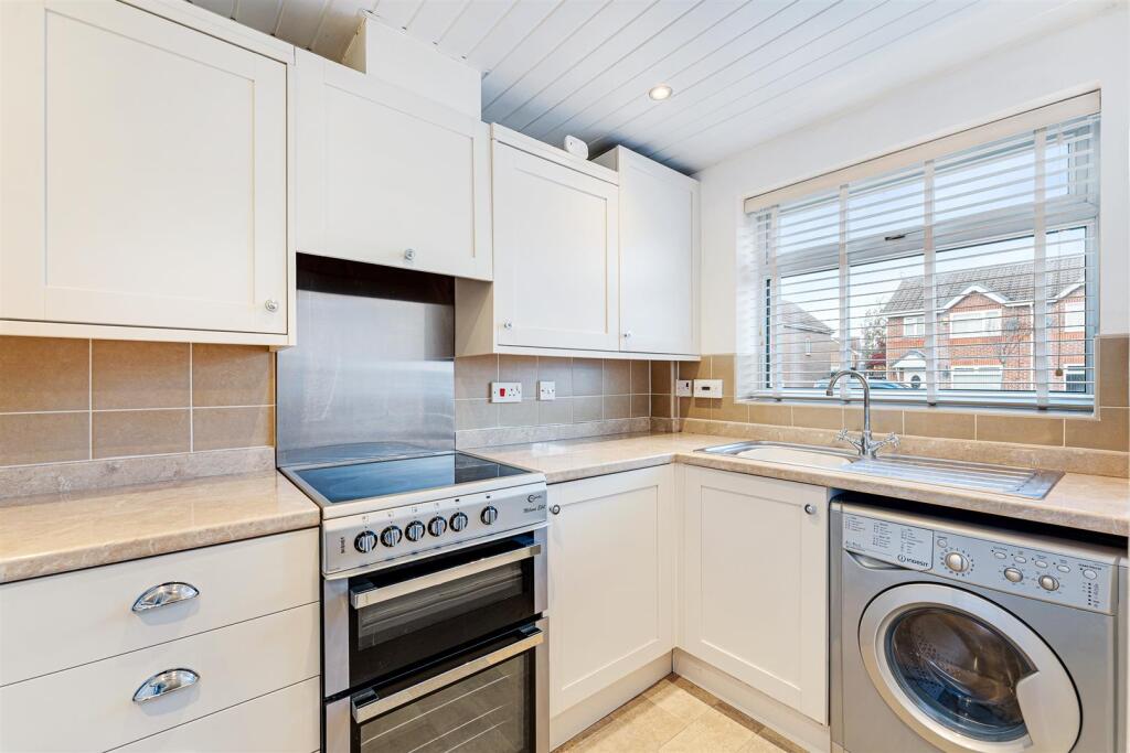 59 Manorwood kitchen 2.jpg