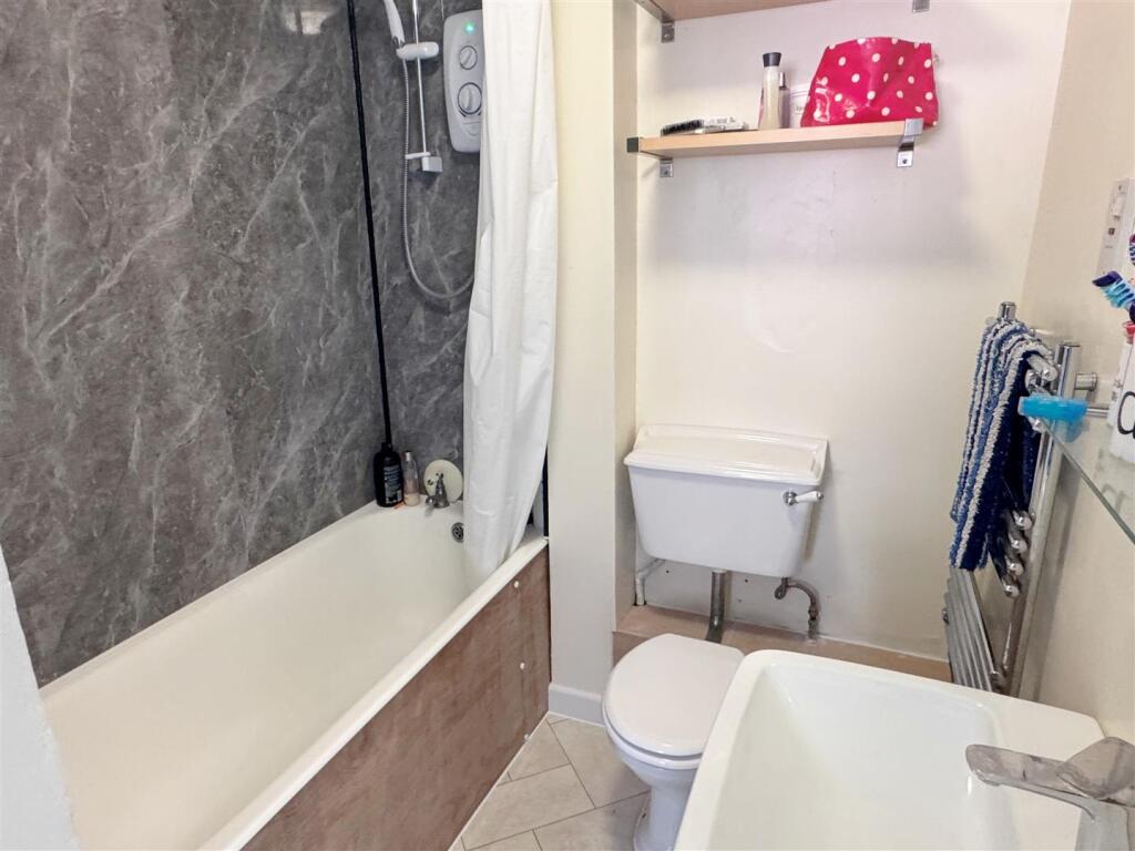 Bathroom 1.JPG