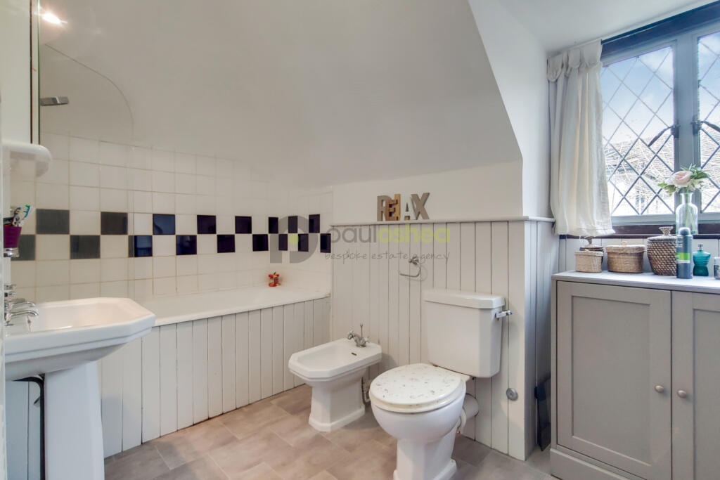 16_Bathroom-0