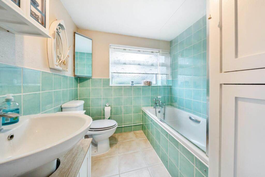 2nd view BATHROOM.jpg