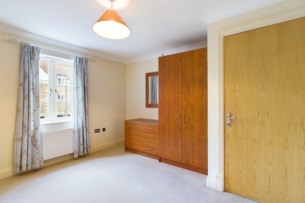 CAM04201G0-PR0050-STILL012