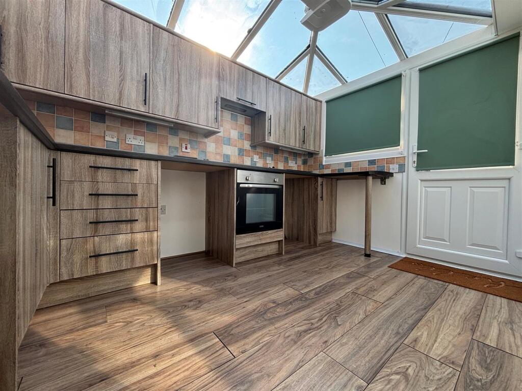 Kitchen 1.jpg