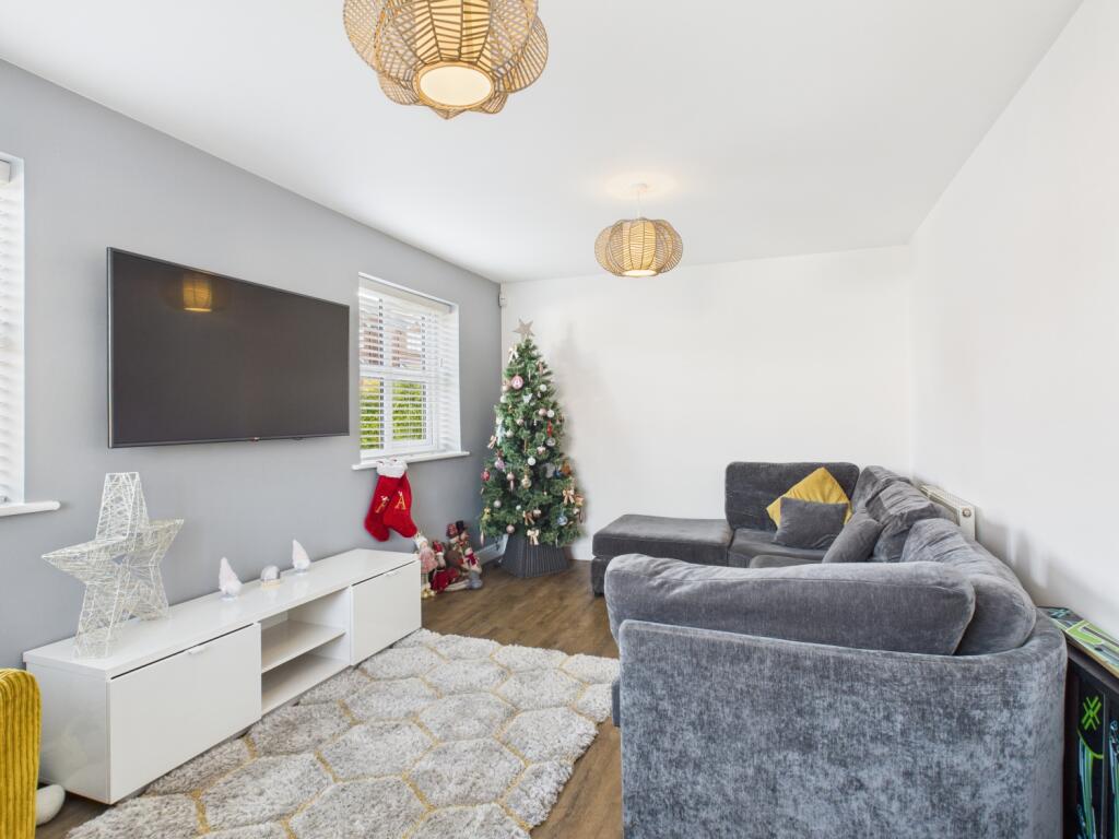 CAM03729G0-PR0193-STILL014 (1)