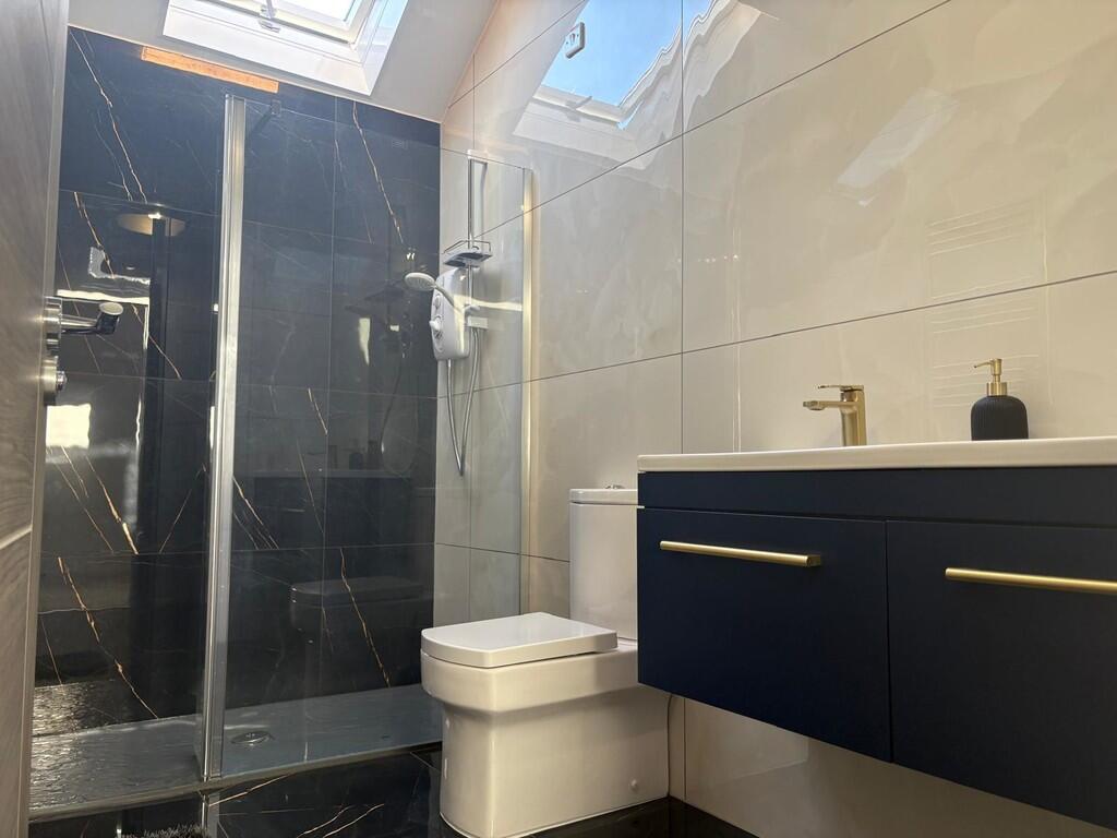 main bed ensuite