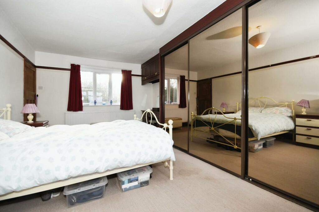 BEDROOM 1 02.jpg