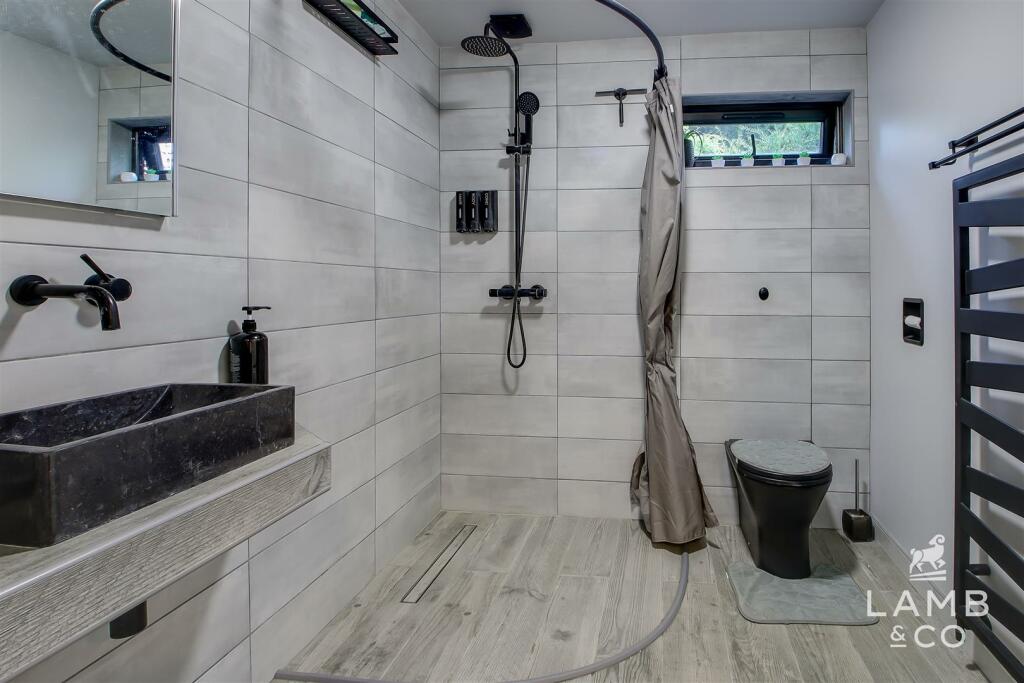 SHOWER ROOM