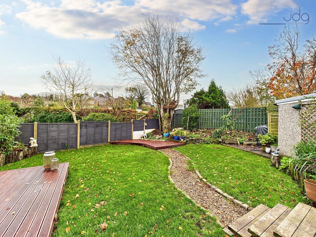 Spacious garden leading onto the canal
