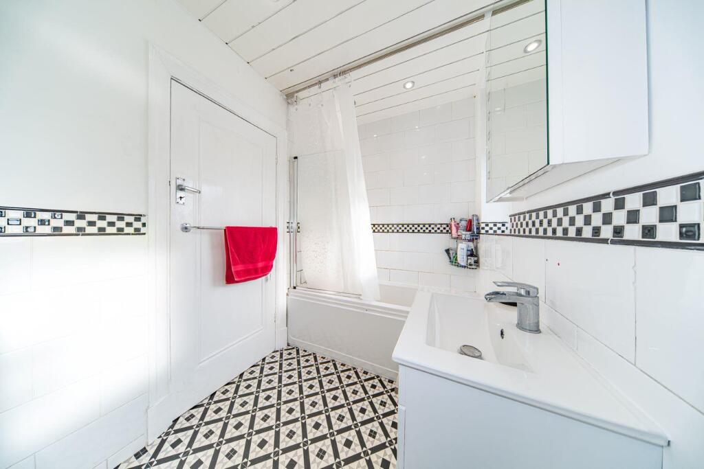 8 Albany Ave bathroom.jpg