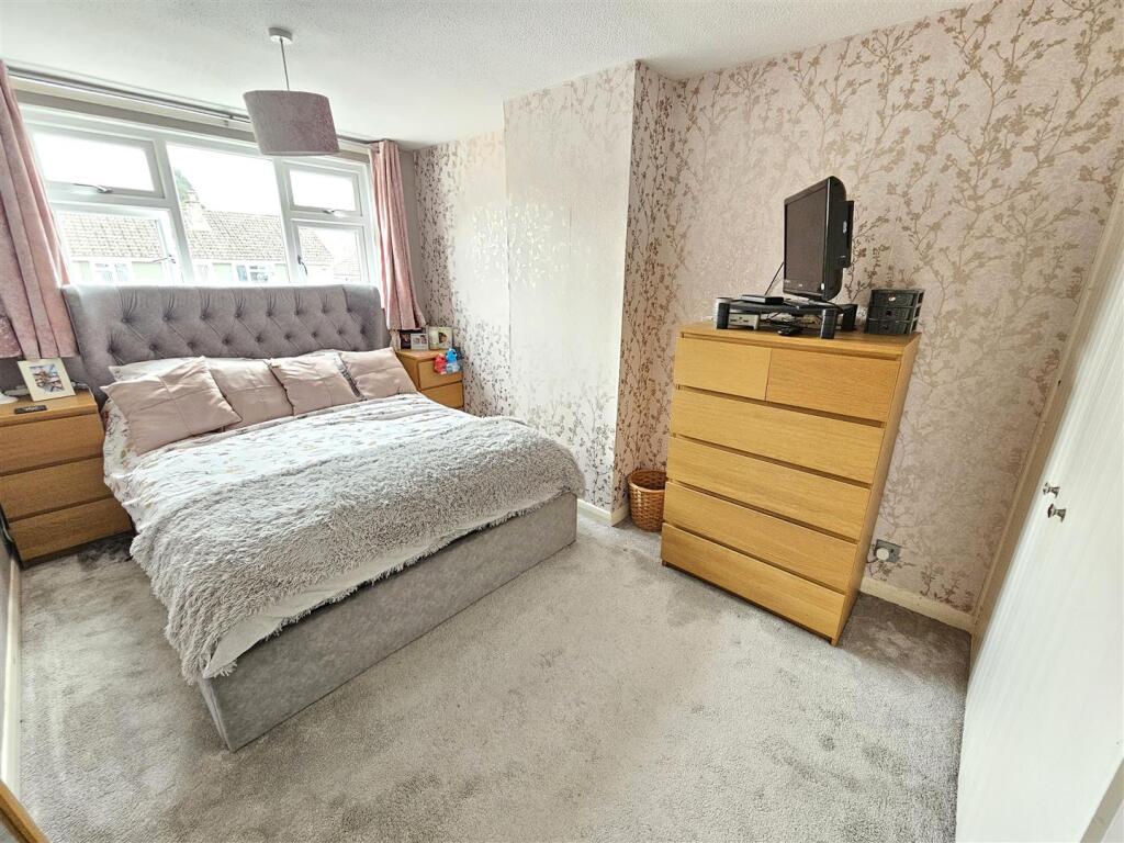 Bedroom 1.jpg