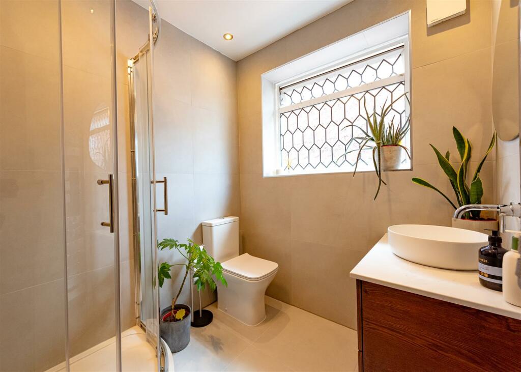 The Squirrels, 27 Stourbridge Road-Shower Room2.jp