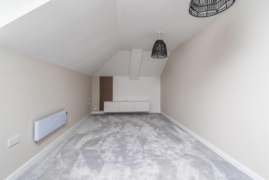 94 Main Street Dickens Heath B90 1UA_8.jpg