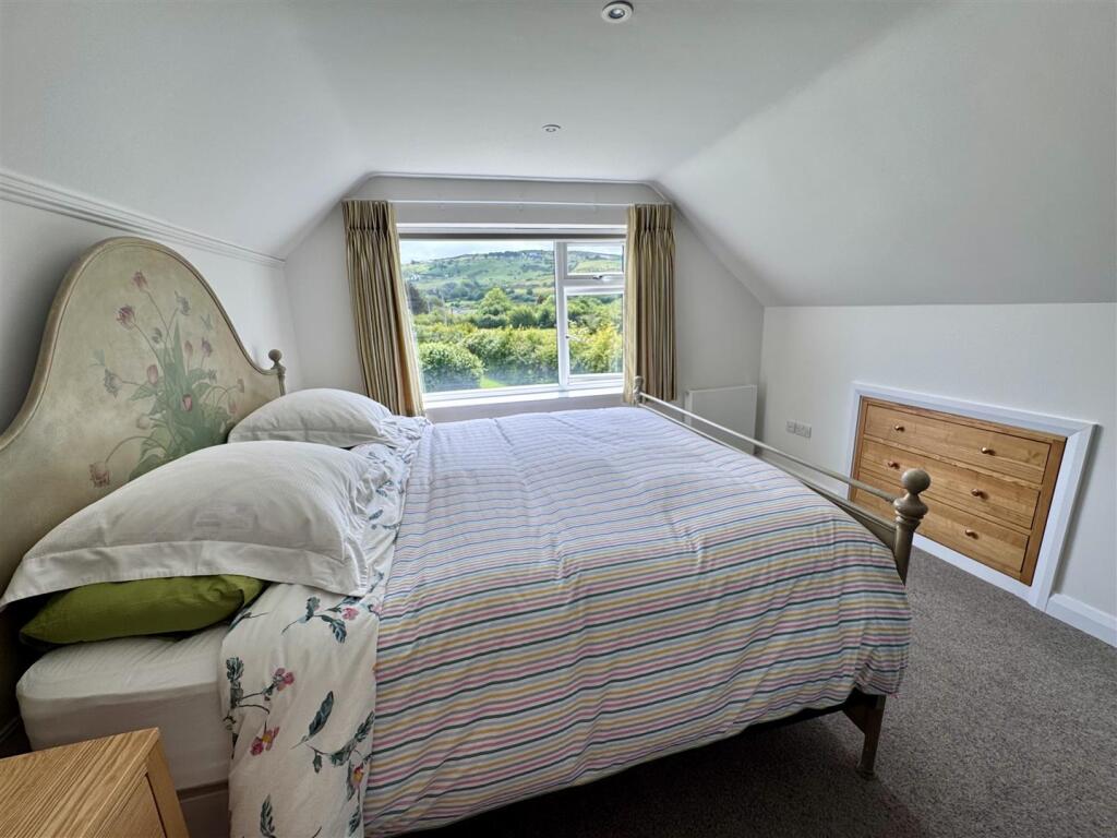 Main Bedroom - Prif Ystafell Gwely