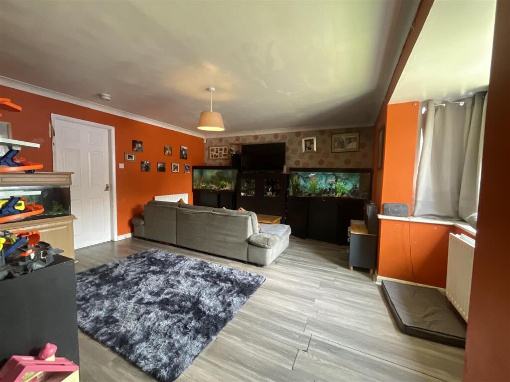 OPEN PLAN LOUNGE DINER