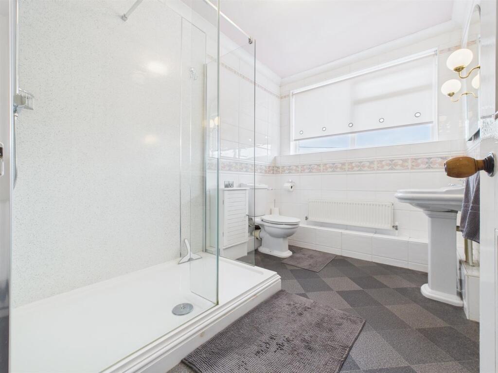 FAMILY SHOWER ROOM