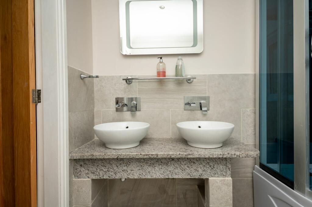 EN-SUITE BATHROOM