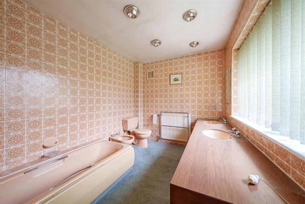 En Suite Bathroom.jpg