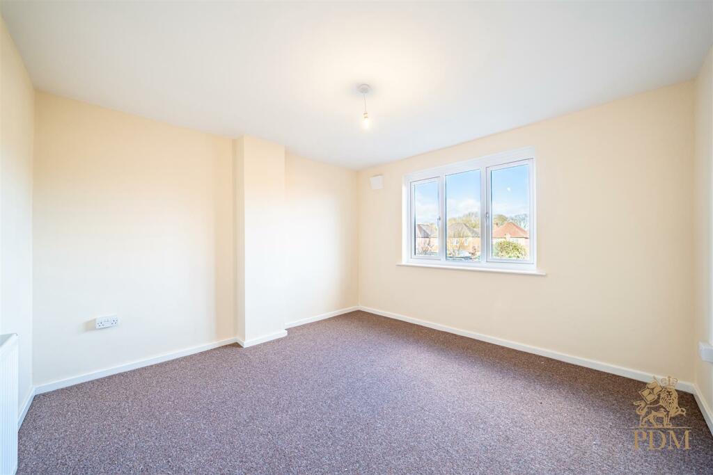 40 Russell Drive Wollaton Nottingham NG8 2BH